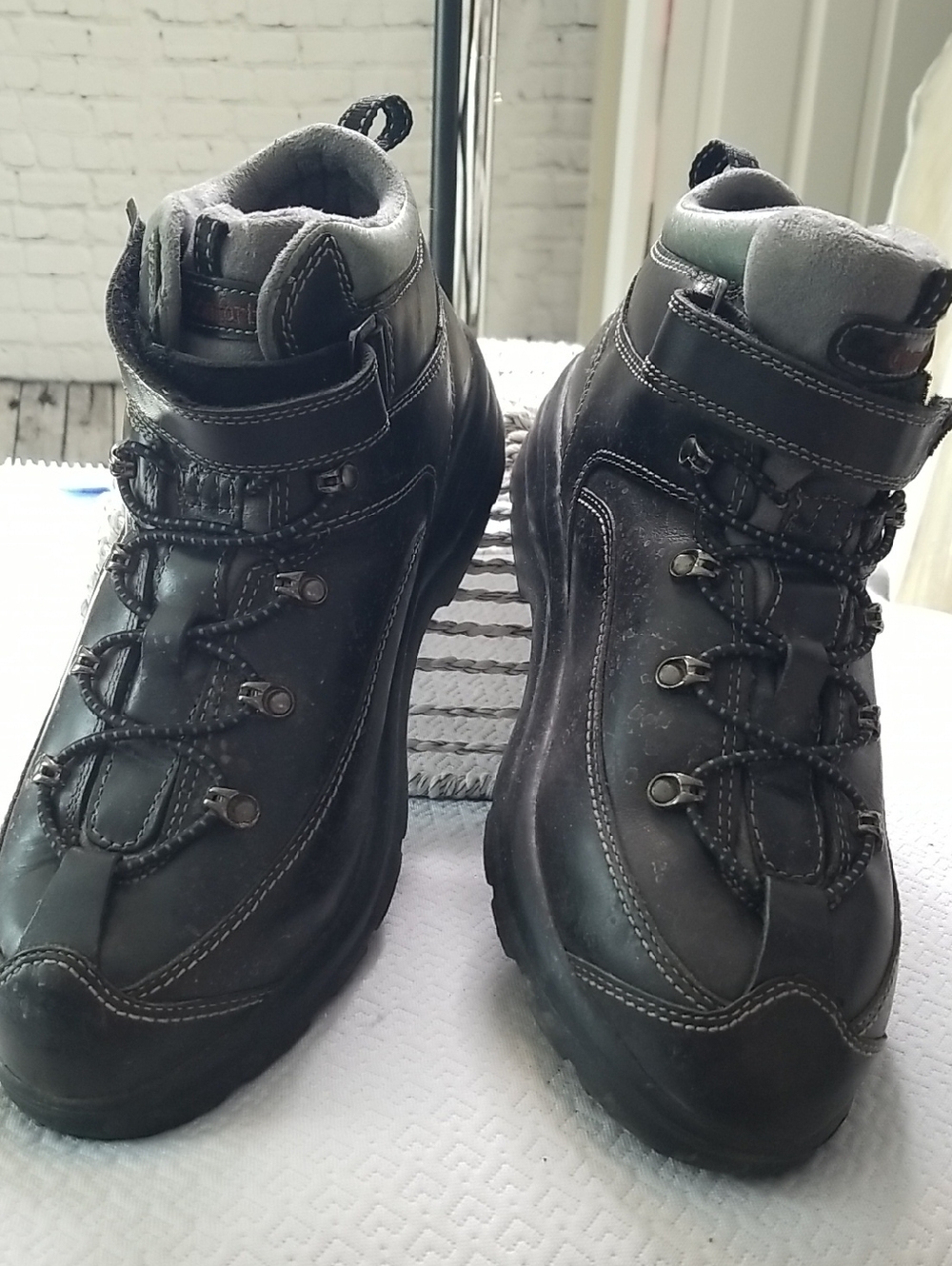 Dr. Comfort womens hiking boots size 10.5 Vigor Style leather uppers.  EUC
